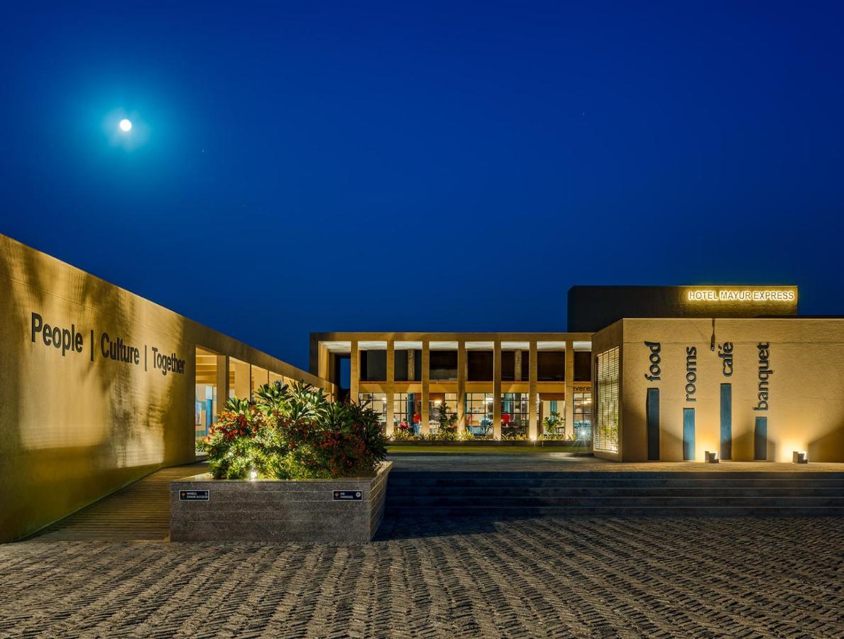 Hotel Mayur Express Sangamner ภายนอก รูปภาพ